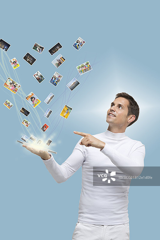 高科技研究人员与全息图图片素材