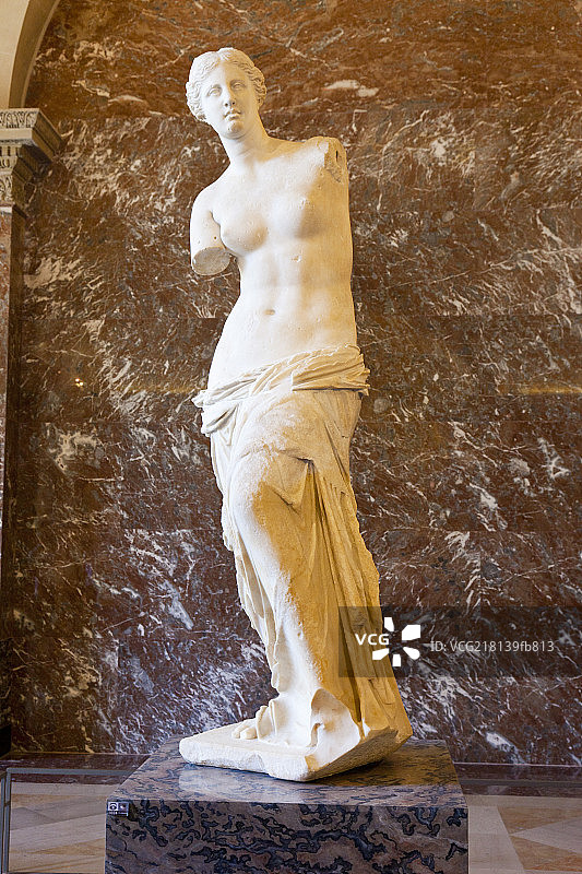 法国巴黎卢浮宫里的雕像图片素材