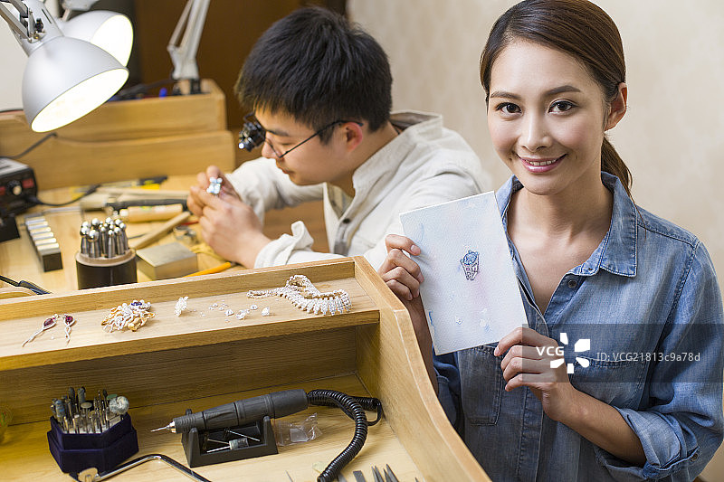 珠宝设计师制作蓝宝石戒指图片素材