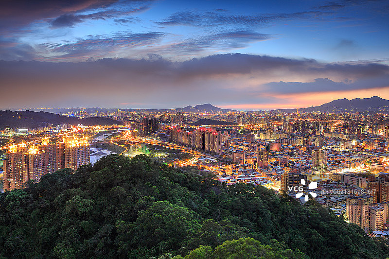 新北市新店小碧潭夜景图片素材