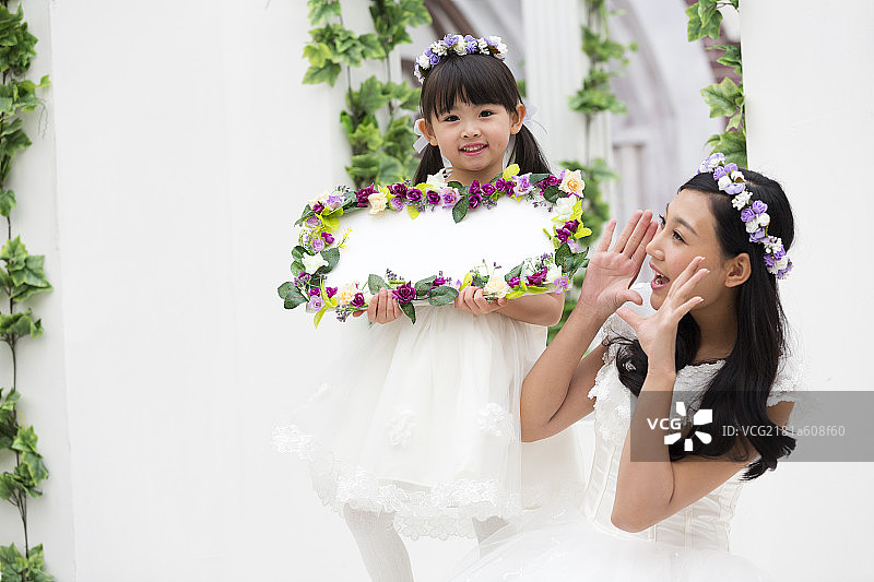 幸福的母女头抱着公告牌图片素材