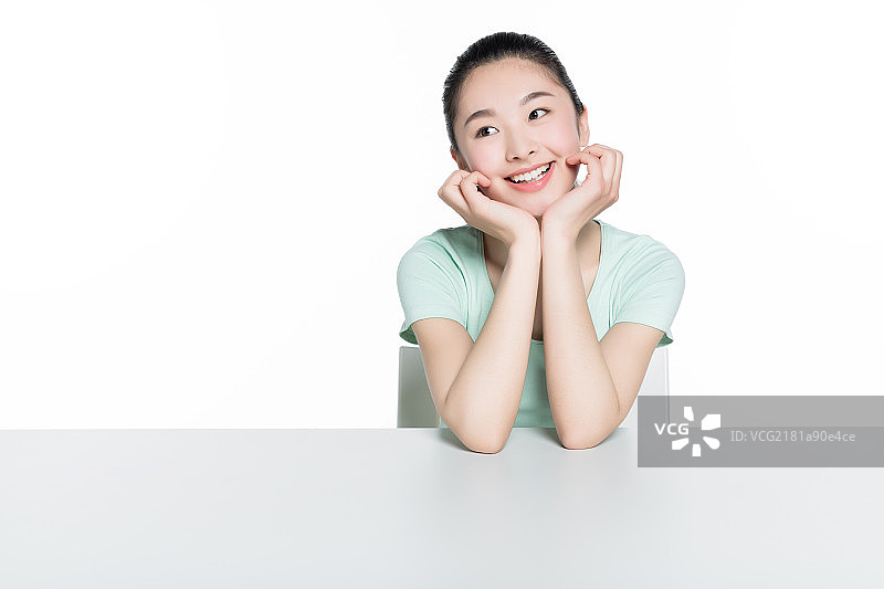 少女双手托腮图片素材
