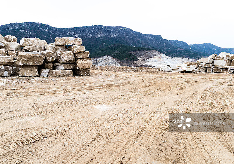 汉白玉采石矿矿区泥泞道路图片素材