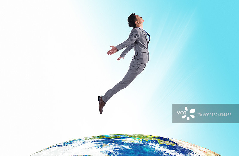 商务男人在地球的上空飞翔图片素材