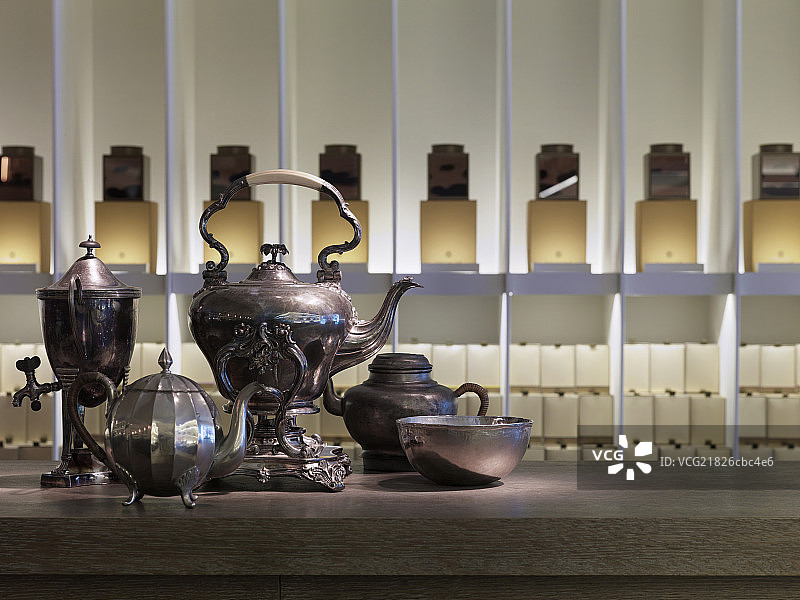 Decorative items on shelves on spacious furniture showroom图片素材