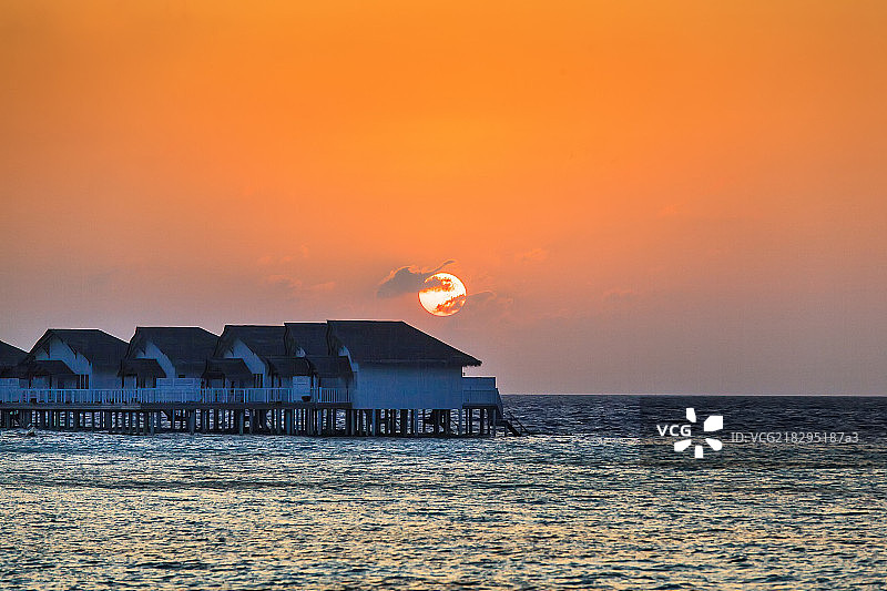 马尔代夫浪漫海岛日出图片素材