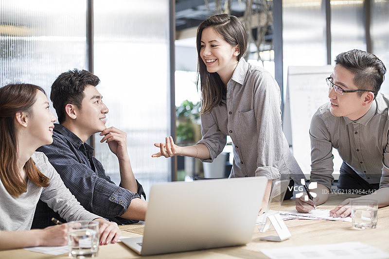 商务人士在会议室开会图片素材