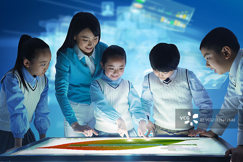 小学生在教室里上课图片素材