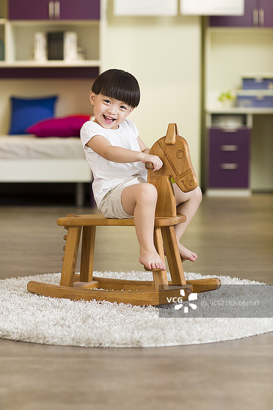 小女孩骑木马椅图片素材