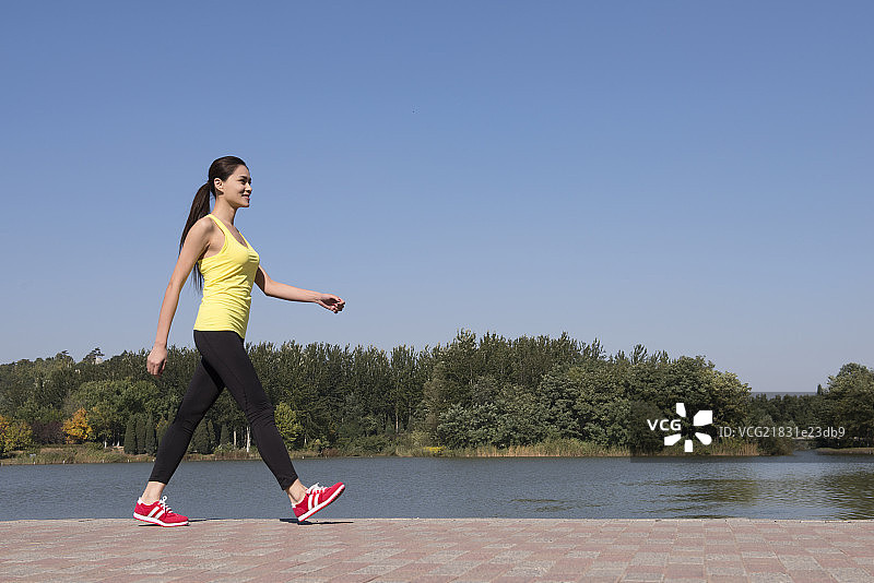 Young woman exercising in park图片素材