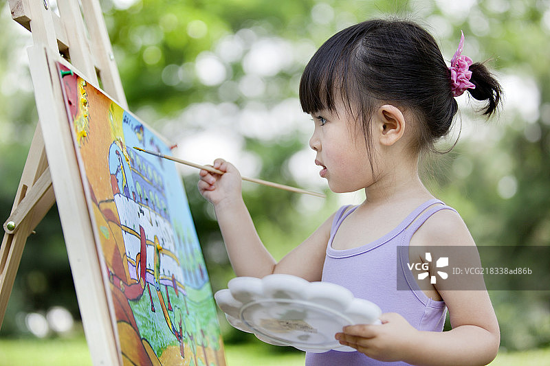 正在画画的小女孩图片素材