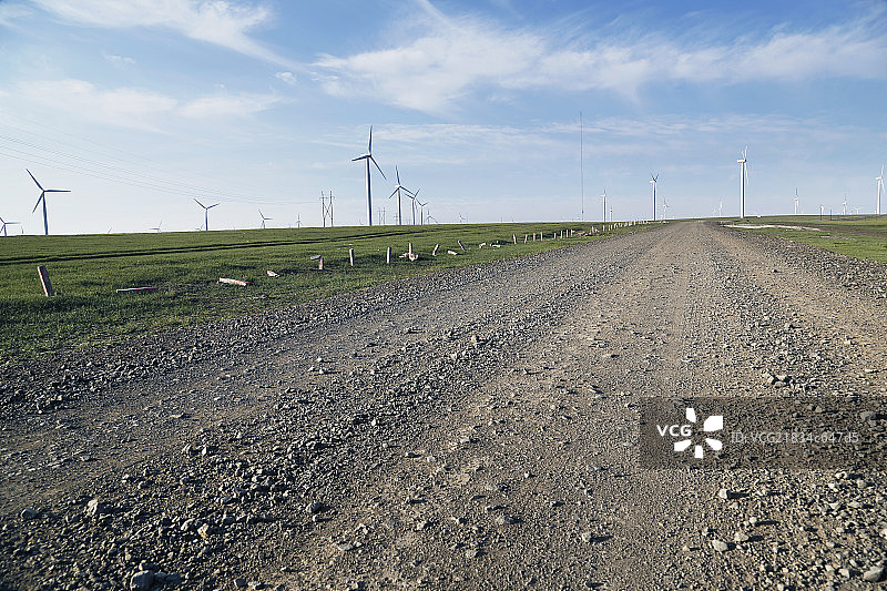 汽车广告背景-草原风车路面图片素材
