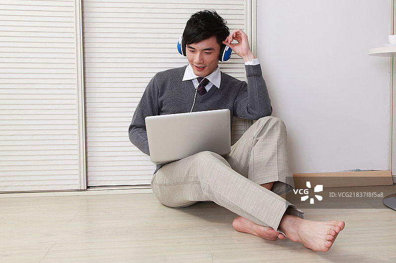 坐在地板上的年轻人图片素材