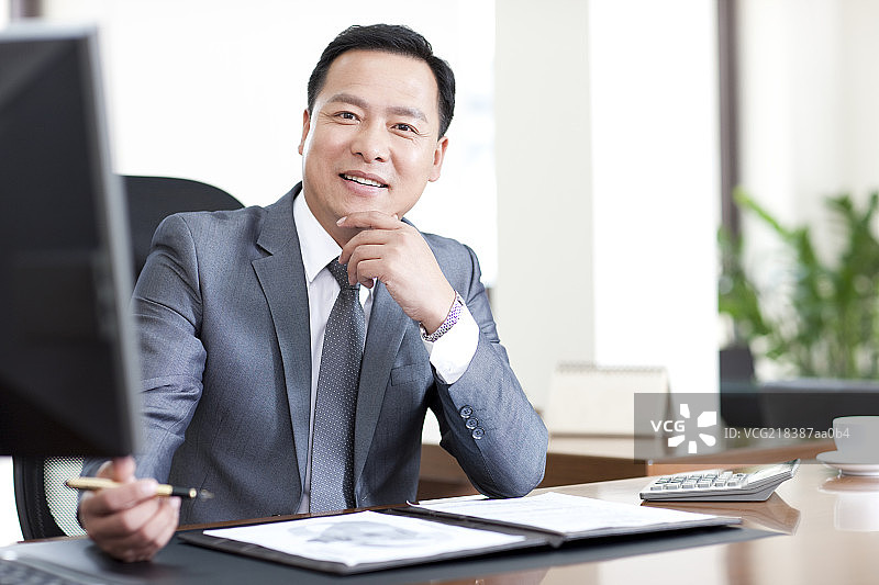中年商务男士在办公图片素材