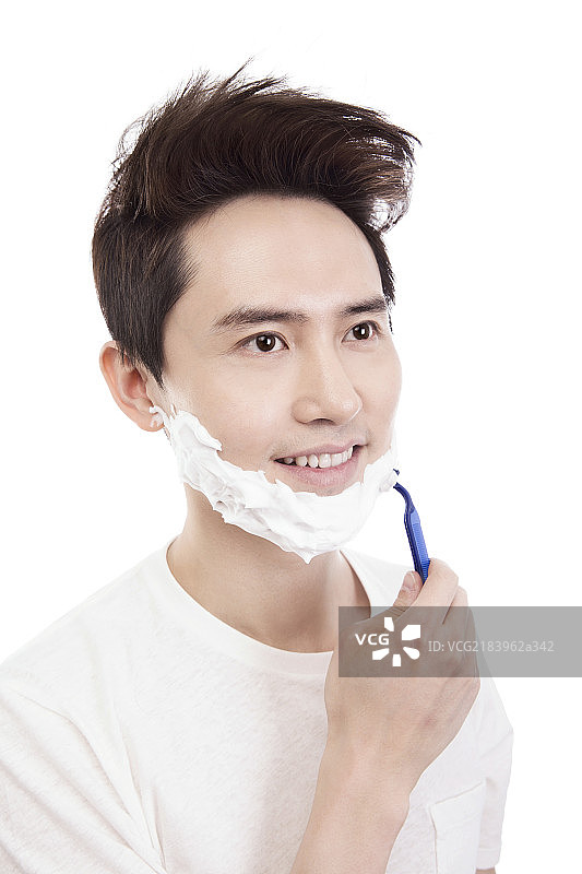正在剃胡子的青年男士图片素材