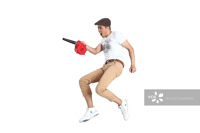 手拿鼓风机的年轻男人图片素材