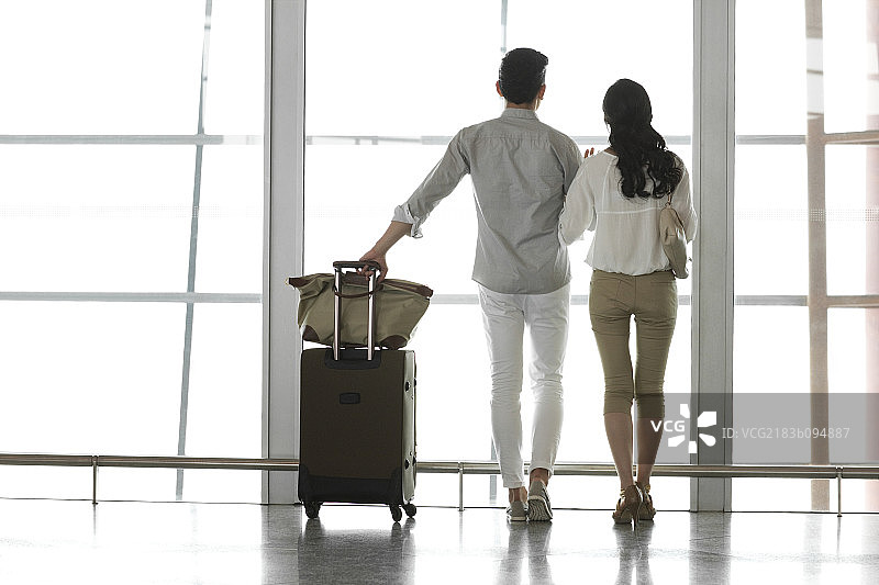 年轻情侣在机场图片素材