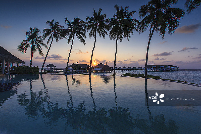 马尔代夫浪漫海岛椰林夕照图片素材