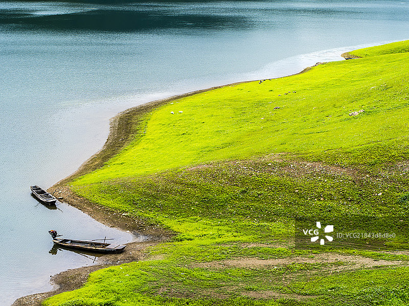 多云下的绿江村图片素材