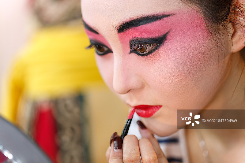 更衣室里的女演员在化妆图片素材