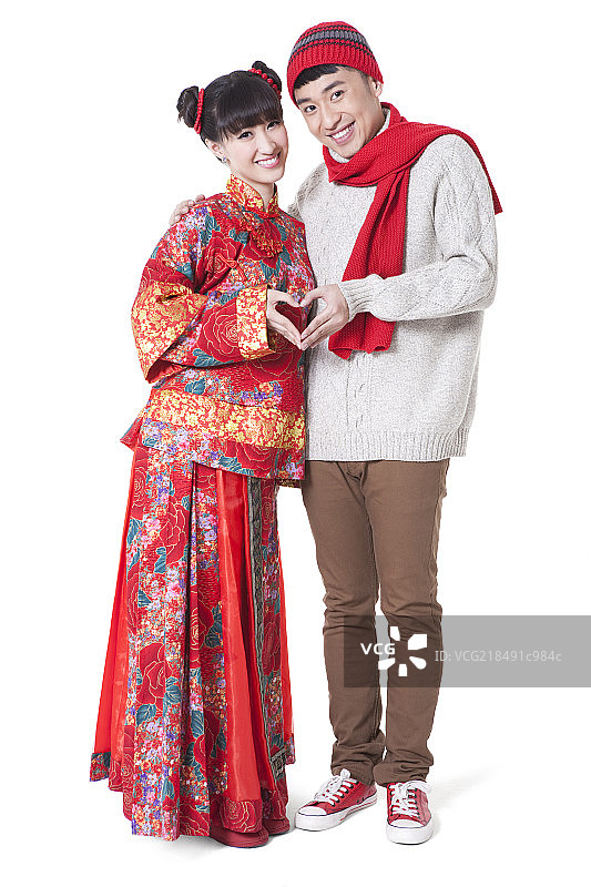 穿古代服装的女子和年轻男子做心型手势图片素材