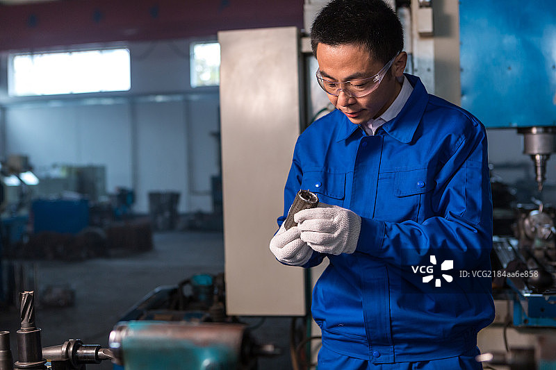 车间工人在工作图片素材