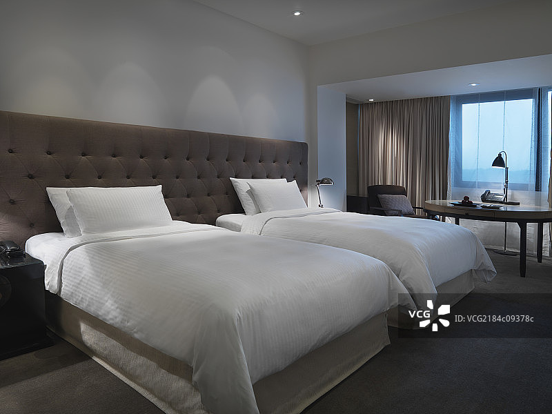 Twin beds in modern hotel room图片素材