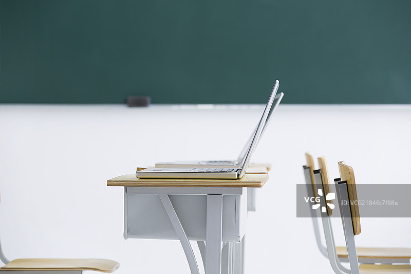 教室里的笔记本电脑图片素材