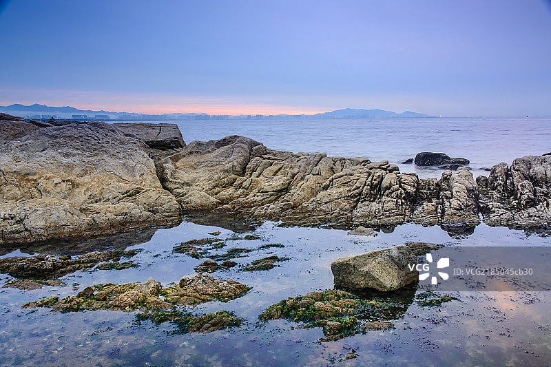 海边礁石日出图片素材