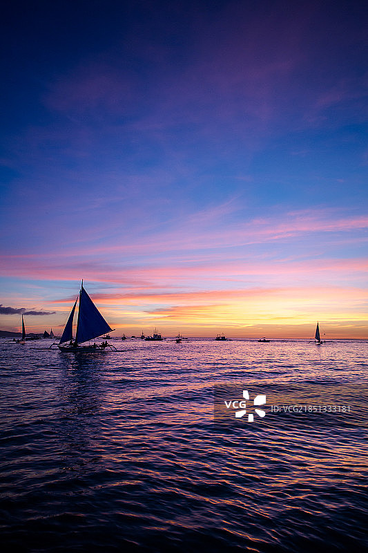 日落下的海洋和帆船图片素材