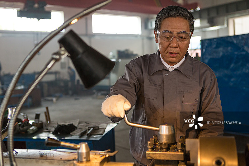 车间工人在工作图片素材