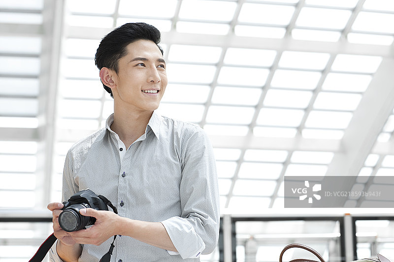 年轻摄影师在地铁站图片素材