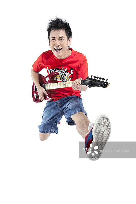 手拿电吉他的时尚男子图片素材