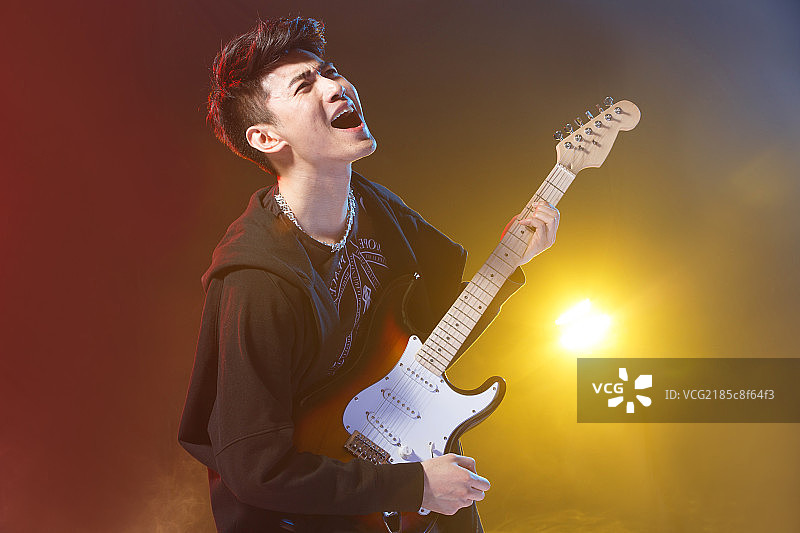 青年男人在酒吧唱歌图片素材