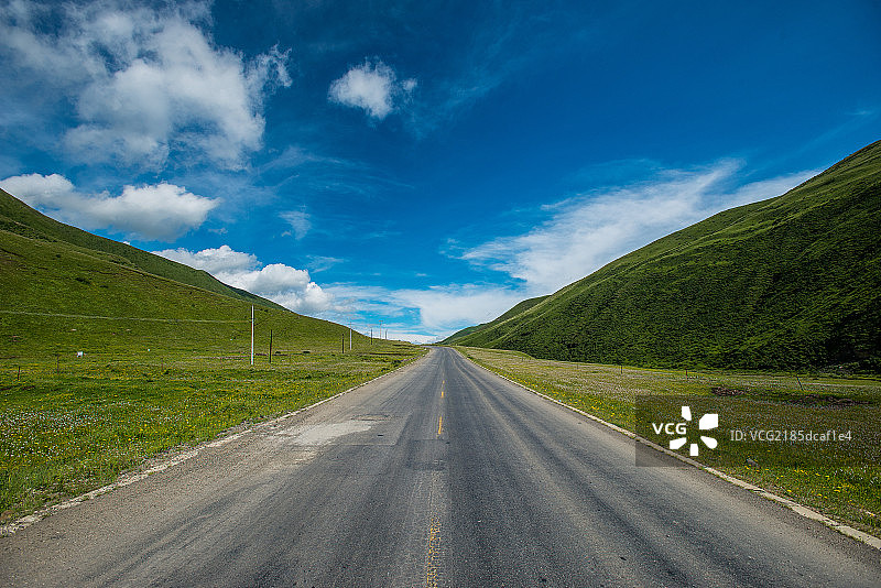 青海省达日县境公路图片素材