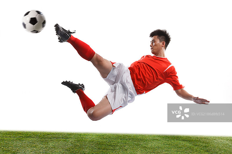 足球运动员踢球图片素材