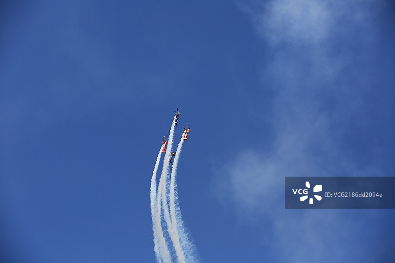 螺旋桨飞机进行飞行表演图片素材