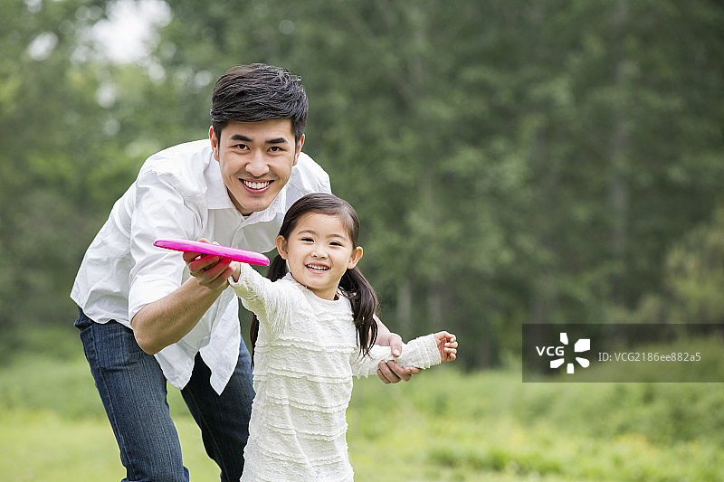 掷飞盘的父女图片素材