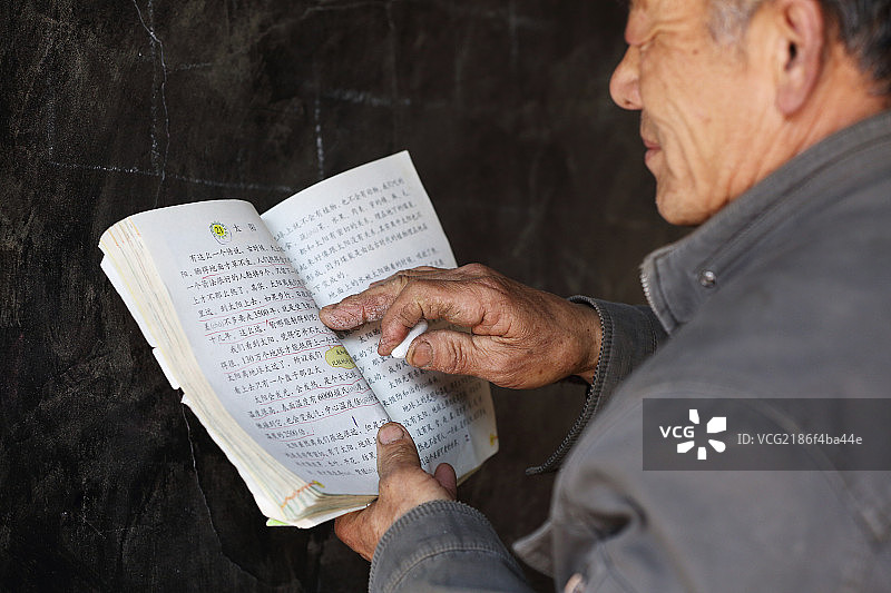 乡村小学老师上课图片素材