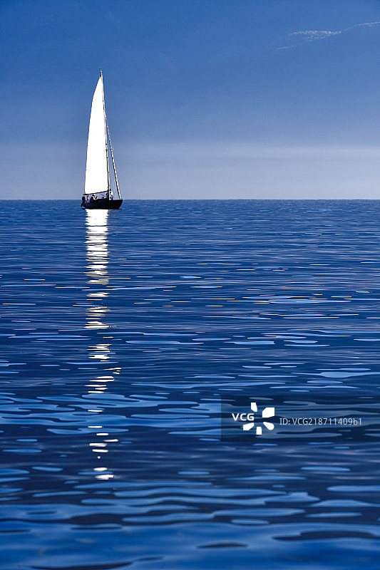 游艇在水平线图片素材