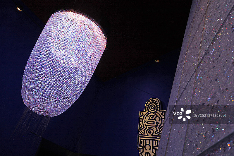 水晶工厂里的水晶灯图片素材