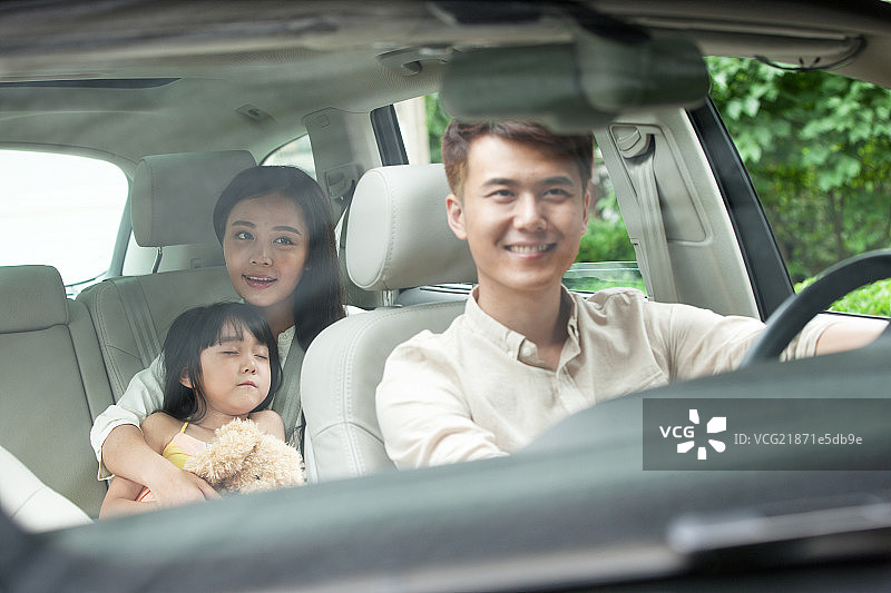 一家三口驾车出游图片素材