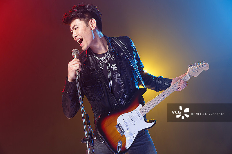 青年男人在酒吧唱歌图片素材