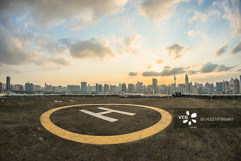 摩天大楼楼顶停机坪图片素材