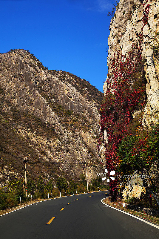 秋天山间的省道图片素材