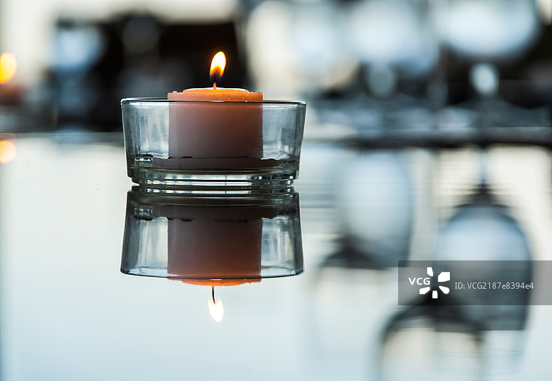 餐桌上的蜡烛图片素材