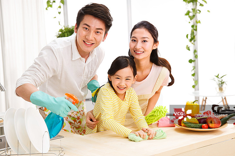 一家三口在厨房打扫卫生图片素材