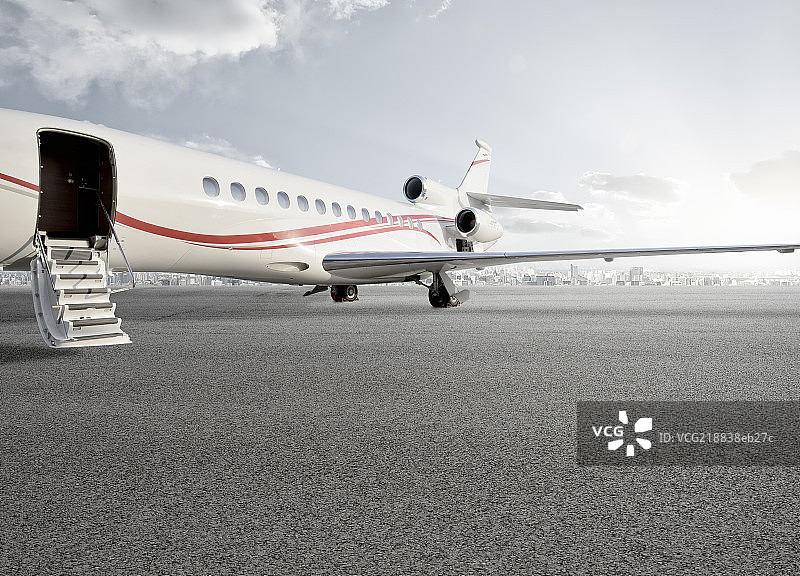 开着舱门的豪华飞机和机场停机坪城市远景图片素材