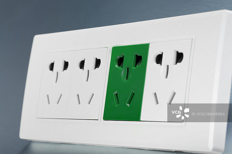 放在桌子上的电源插口图片素材