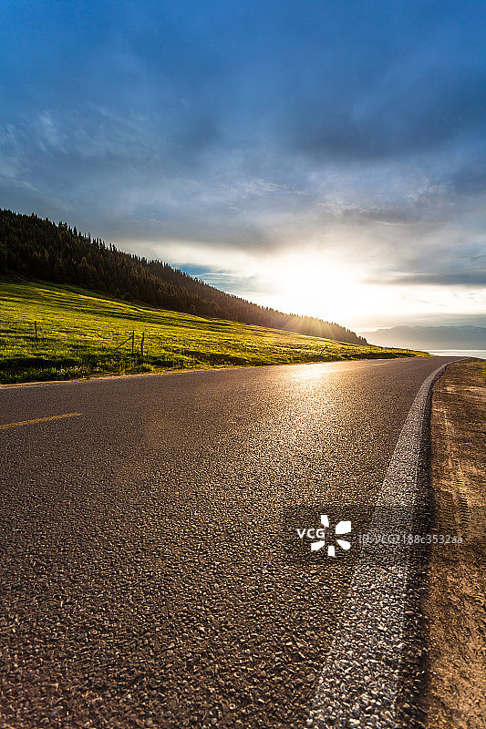 新疆赛里木湖风光图片素材
